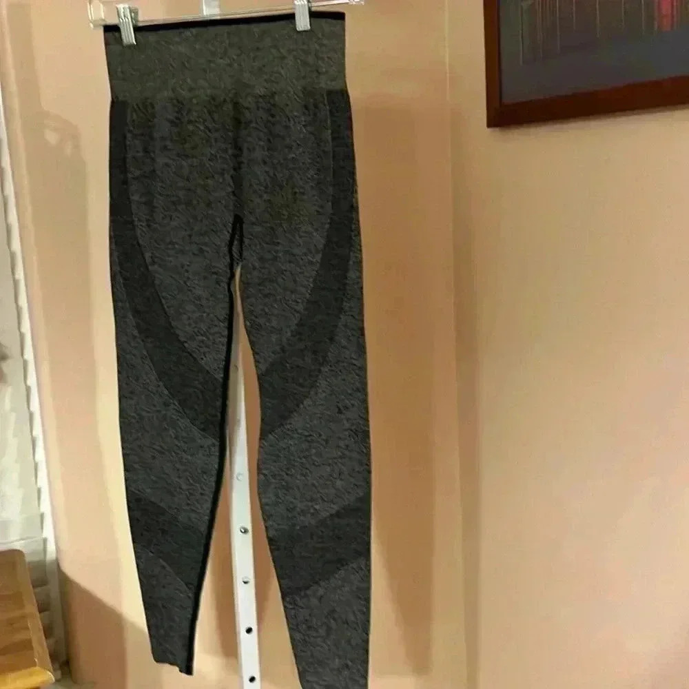 Pink Victoria’s Secret size small seamless workout leggings